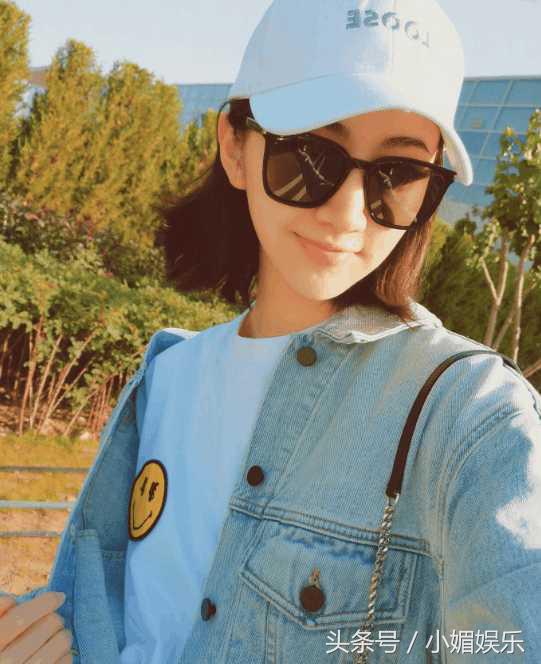 景甜晒嘟嘴自拍照回复评论：宝宝你脚臭景甜称呼的宝宝是谁？