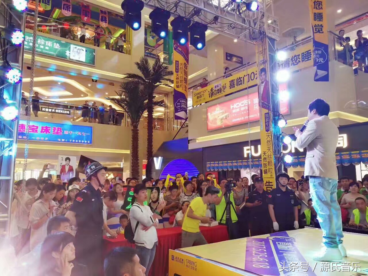 谁说郑源歌红人不红，郑源2016荣获十年金曲传唱奖，情歌王郑源不是吹的，郑源夏日唱响四省，场场火！