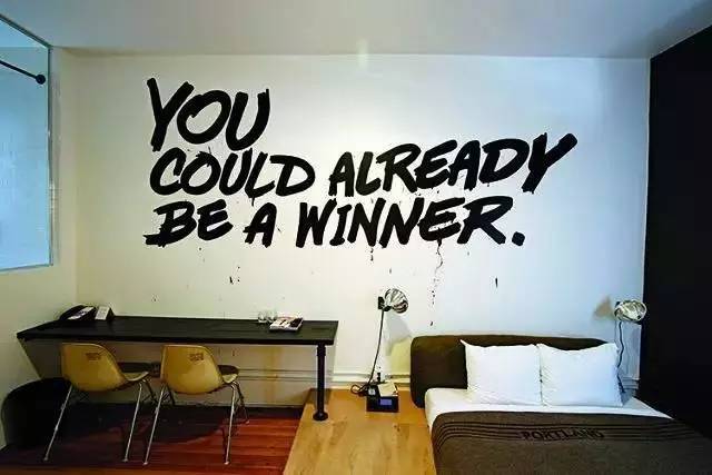 他是酒店界的乔布斯，一手创造出全世界最酷的酒店，还把跨界玩到极致