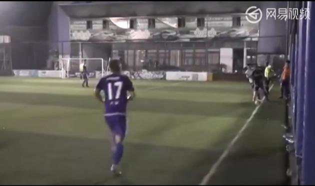 足球比赛红牌罚下打裁判集锦,足球比赛被恶意犯规