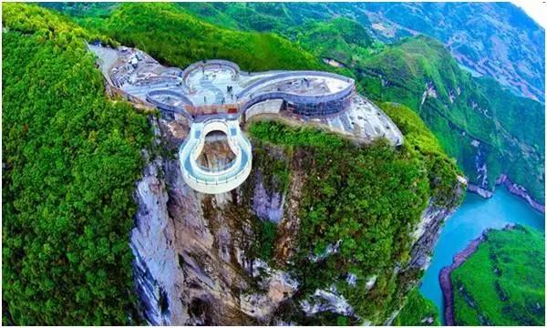 绝壁上的玻璃栈道美景与惊险共存,5d玻璃栈道特效屏惊险刺激又好玩