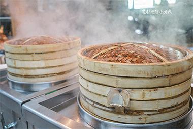 ‘’先救妈！天热，让我在水里待会！”‘’先救女朋友，让妈在水里待会！”