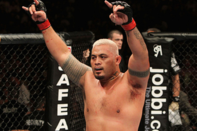 这些世界格斗王者以前都是干嘛的？嘴炮以前是钢管工，菲多是消防员，凯恩是踢足球的