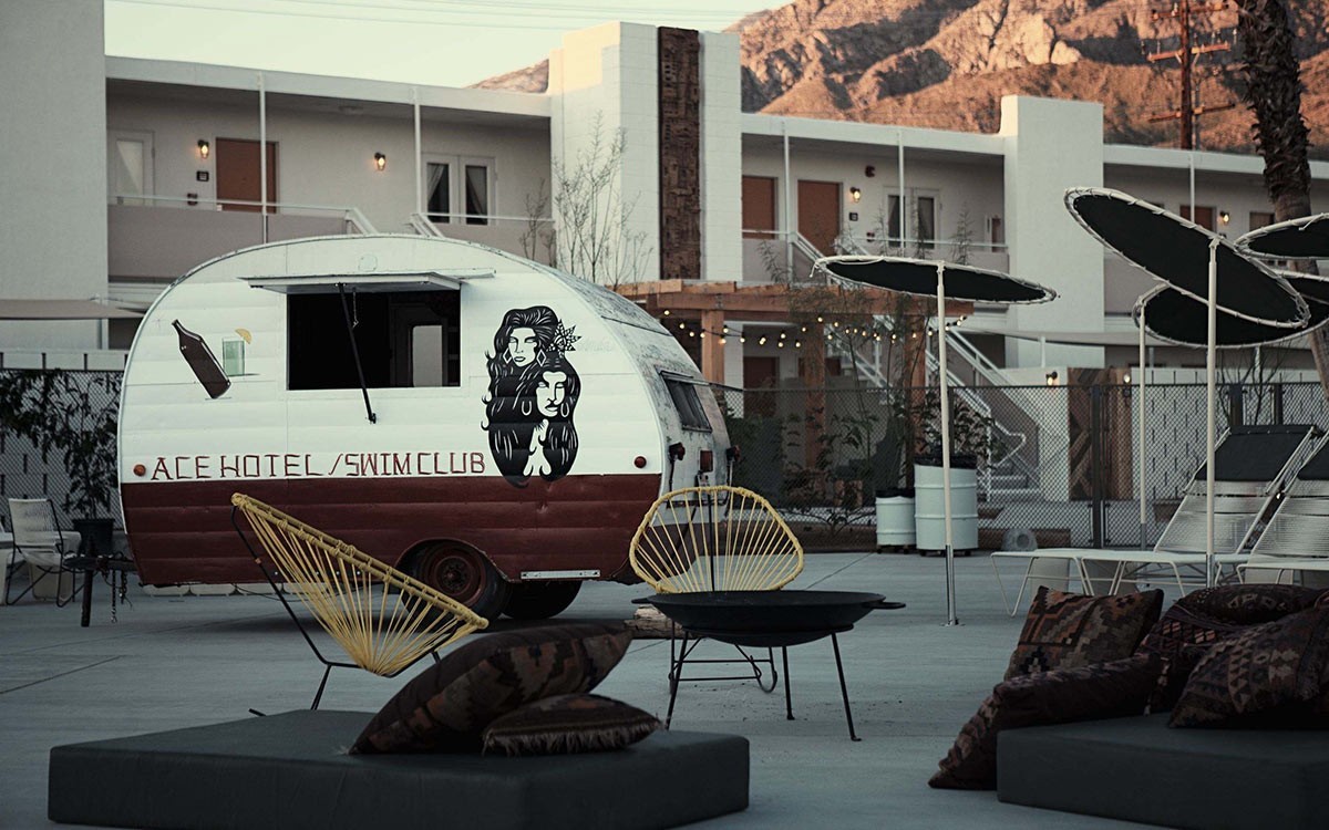 他是酒店界的乔布斯，一手创造出全世界最酷的酒店，还把跨界玩到极致