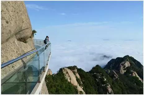 绝壁上的玻璃栈道美景与惊险共存,5d玻璃栈道特效屏惊险刺激又好玩