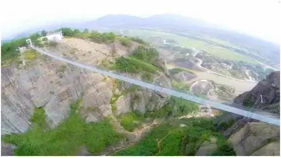 绝壁上的玻璃栈道美景与惊险共存,5d玻璃栈道特效屏惊险刺激又好玩