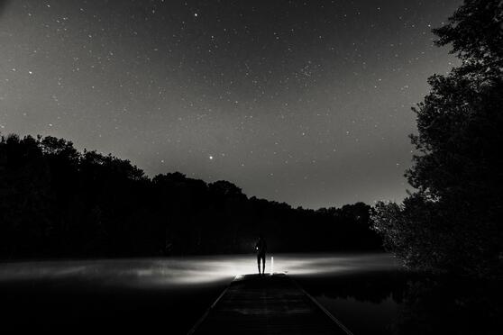 室友半夜出门去做媒，我好奇询问，他拿出的竟是隔壁自杀女孩的照片