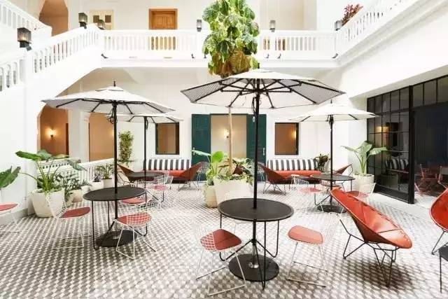 他是酒店界的乔布斯，一手创造出全世界最酷的酒店，还把跨界玩到极致