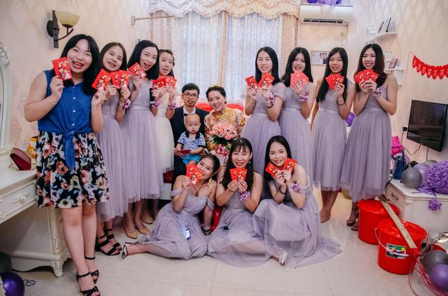 伴郎接亲堵门幽默问题,婚礼接亲堵门爆笑名场面