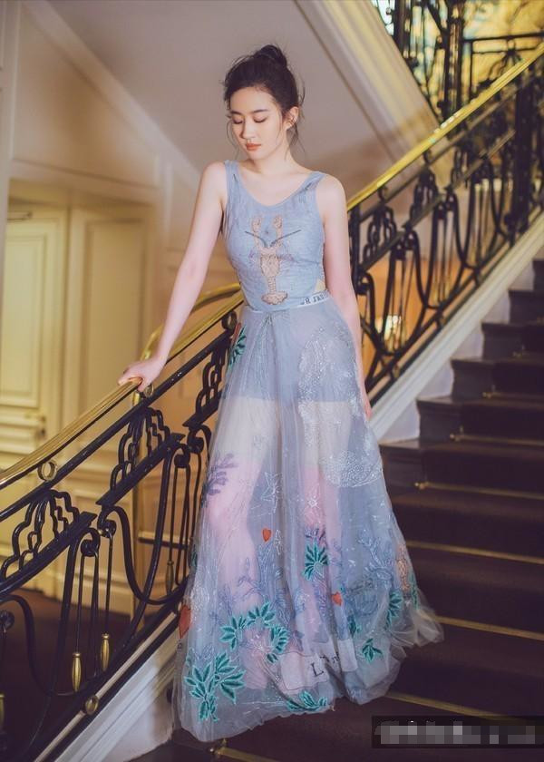 奶茶妹妹生了孩子气质不再！杨幂眼窝凹陷老十岁!AB的眼袋很惊人！