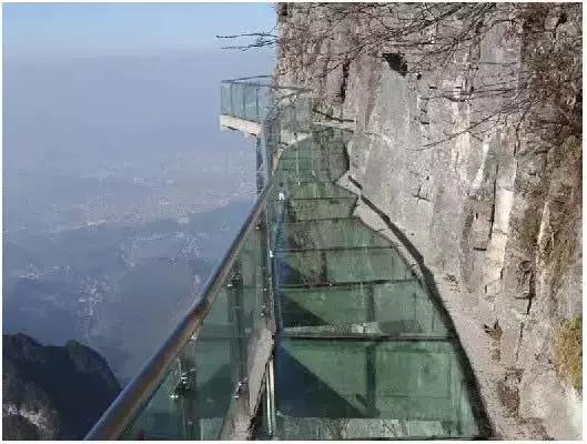 绝壁上的玻璃栈道美景与惊险共存,5d玻璃栈道特效屏惊险刺激又好玩