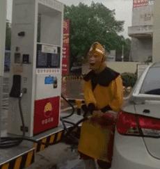 ‘’先救妈！天热，让我在水里待会！”‘’先救女朋友，让妈在水里待会！”