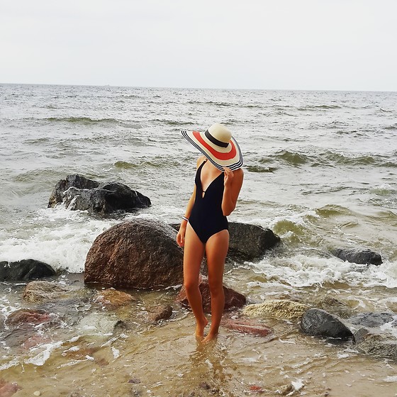 蓝色草帽海边度假,玩转海边度假风