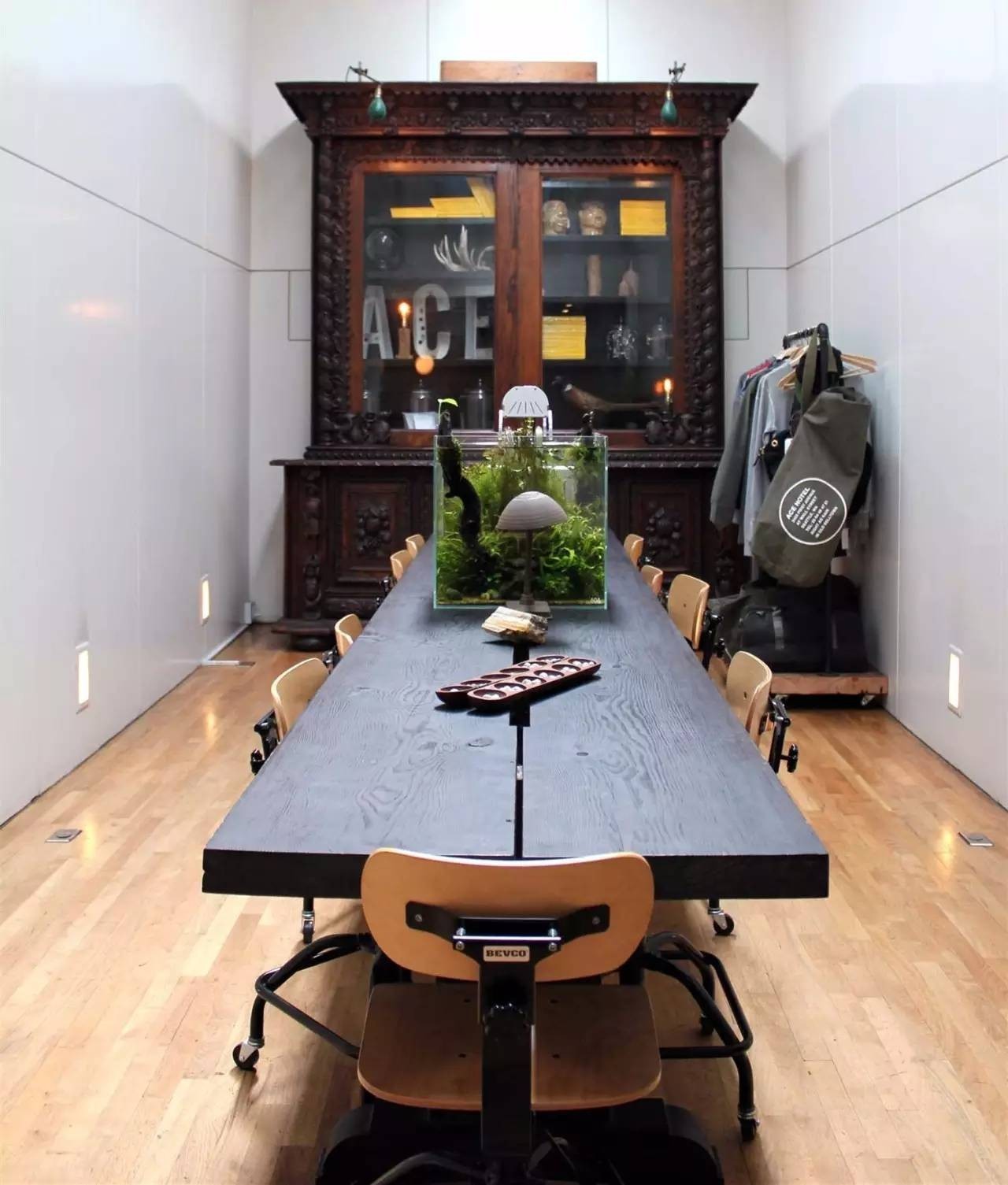 他是酒店界的乔布斯，一手创造出全世界最酷的酒店，还把跨界玩到极致