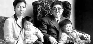 前景不利，后院失火，最近安倍过得很闹心，都是因为这两个女人