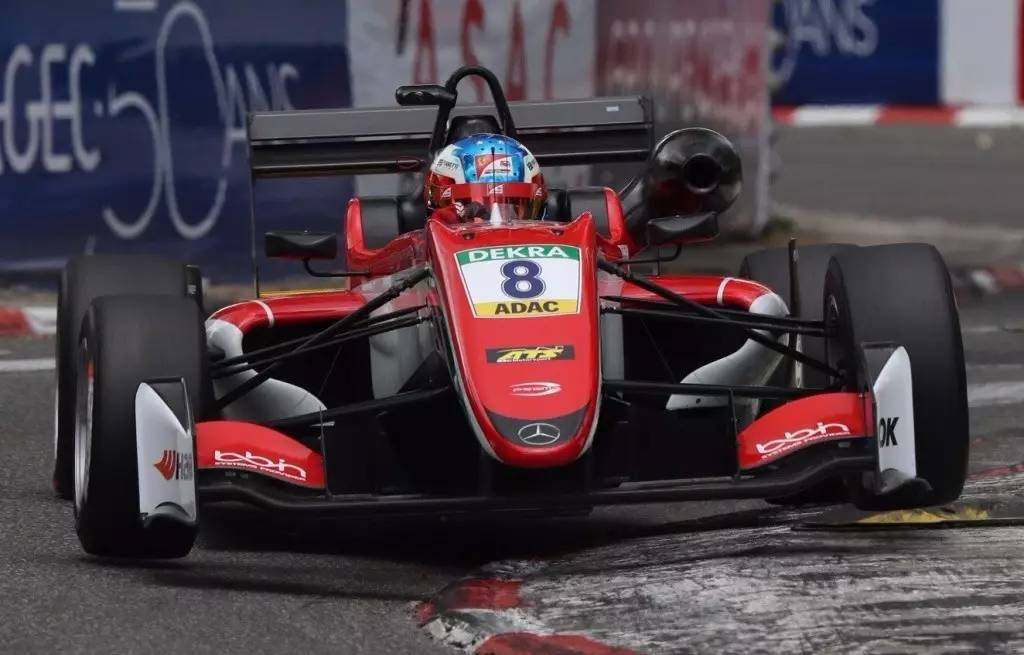 不惧欧美高手“围剿”，这位来自中国的18岁大男孩，刮起一阵阵中国旋风