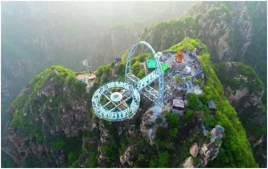 绝壁上的玻璃栈道美景与惊险共存,5d玻璃栈道特效屏惊险刺激又好玩