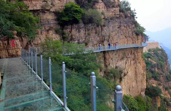 绝壁上的玻璃栈道美景与惊险共存,5d玻璃栈道特效屏惊险刺激又好玩