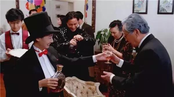 香港人很喜欢喝酒吗,周润发来一瓶82年的拉菲