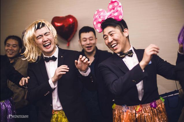 伴郎接亲堵门幽默问题,婚礼接亲堵门爆笑名场面