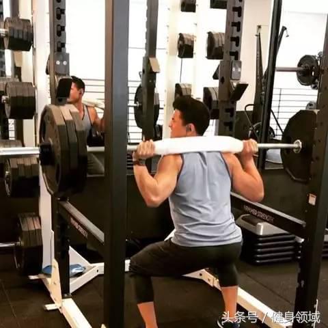 标准深蹲该如何正确完成,别犯这6个常见的深蹲错误