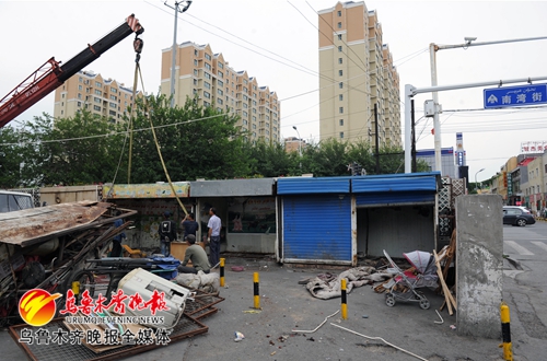 天山区启动大湾北路城市病治理工程60间占道彩钢板房被拆除