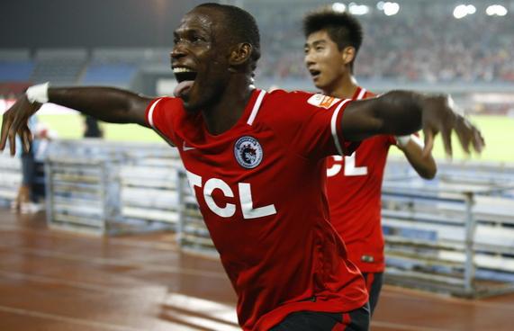 不舍得买衣服，怕家人没饭吃，上场拼到重伤，他是中超最勤勉外援