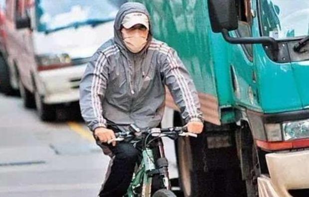 客串3秒就能赚300万，他却选择拒绝，日常座驾仅为自行车