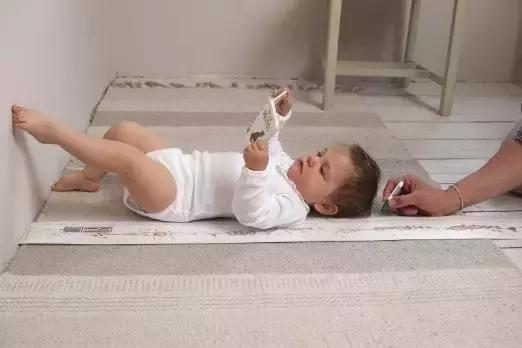 怎样科学布置儿童游戏房,黑暗小房间怎么布置成儿童玩具房