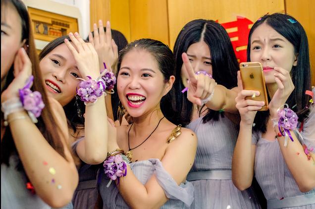 伴郎接亲堵门幽默问题,婚礼接亲堵门爆笑名场面