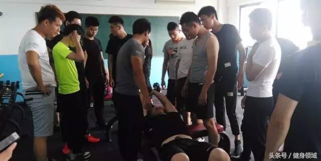 标准深蹲该如何正确完成,别犯这6个常见的深蹲错误