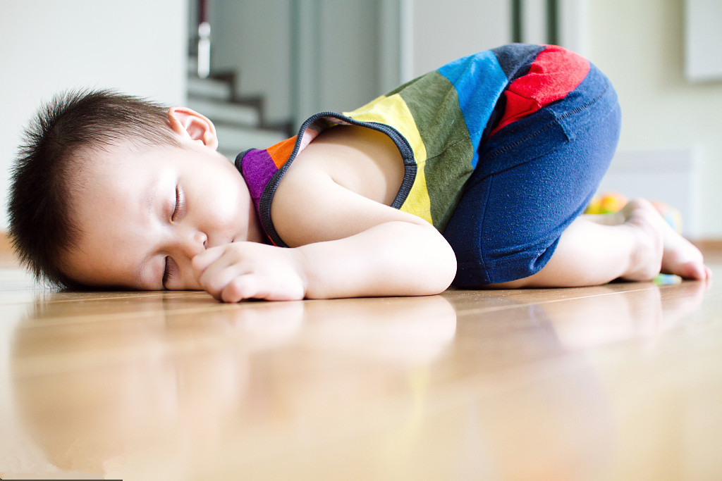 小孩儿趴着睡是不是肠胃的问题,婴儿喜欢趴着睡是肠胃不好吗