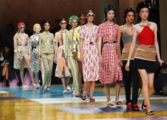 哇哇哇！中国大妈的澡堂拖成时尚标杆了？