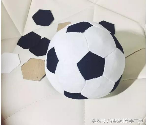 怎么用废品制作足球衣服,12片布艺足球制作方法