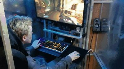 能热饭还能当马桶？别拦我，请把我埋在这样的电脑机箱里