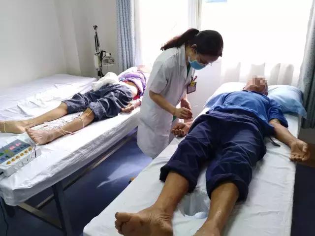 视频│特困老夫妻同患肛肠病，慈善爱心来帮助