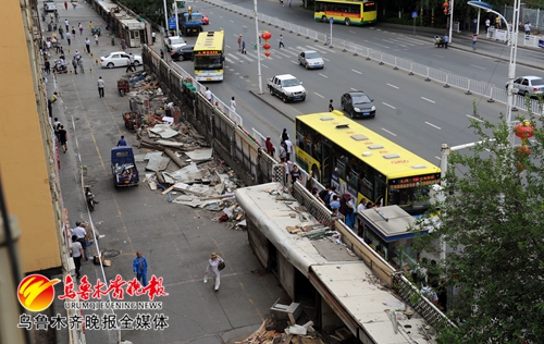天山区启动大湾北路城市病治理工程60间占道彩钢板房被拆除