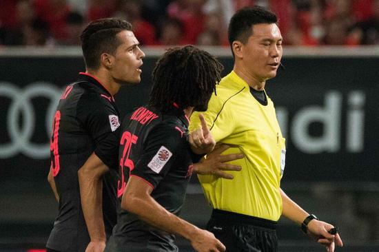 中国裁判误判图片,外媒评中国裁判