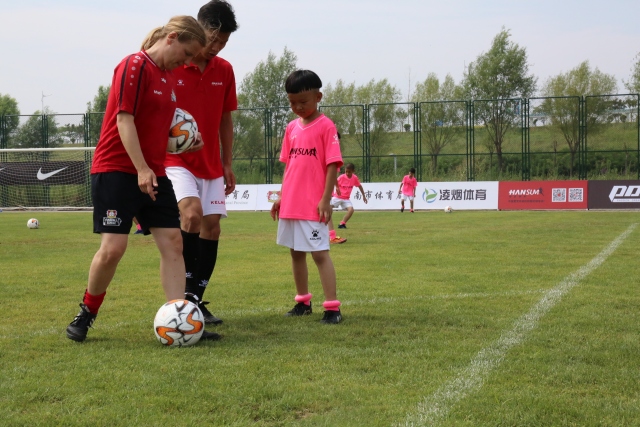 足球青训8-9岁孩子主要练什么,足球青训启蒙训练2-4人