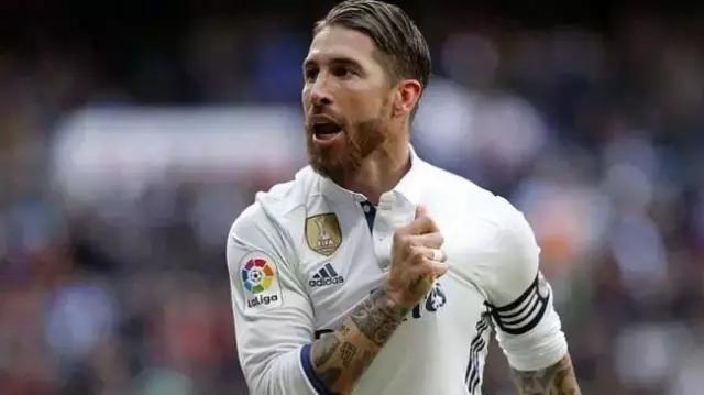 穿长袖踢球的球星,野球场穿什么球衣的一看就是高手