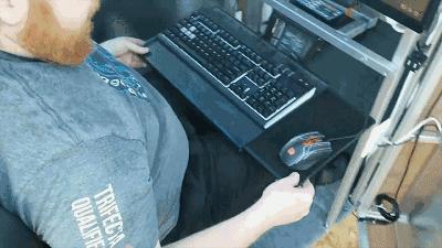 能热饭还能当马桶？别拦我，请把我埋在这样的电脑机箱里