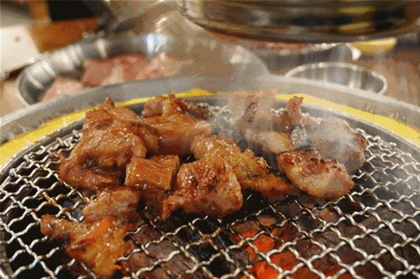 这么热个天，我却选了一家烤肉店？这个谜怎么破！