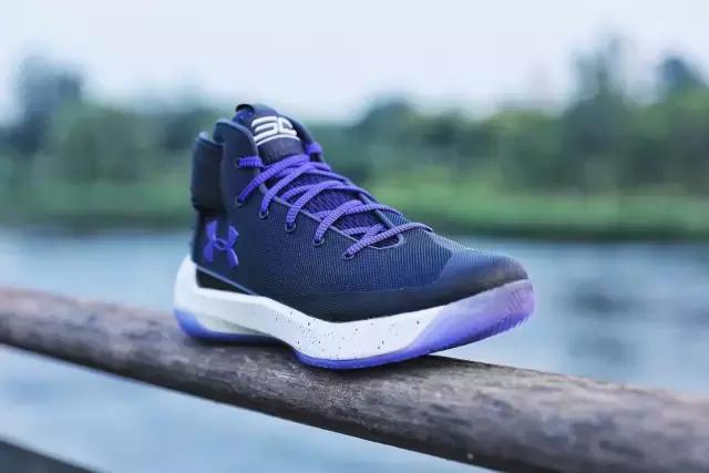 库里新赛季战靴曝光,库里总决赛鞋被踩掉