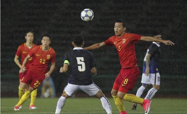 日本队长赛后遭嘲讽找球迷理论,日本国足主帅最新消息