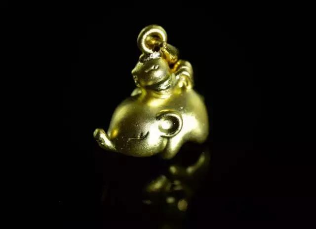 黄金八卦吊坠的寓意和象征,黄金公鸡吊坠的寓意是什么