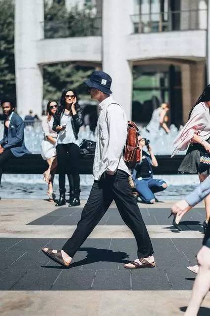 渔夫帽秋冬搭配街拍,夏季黑色渔夫帽女穿搭