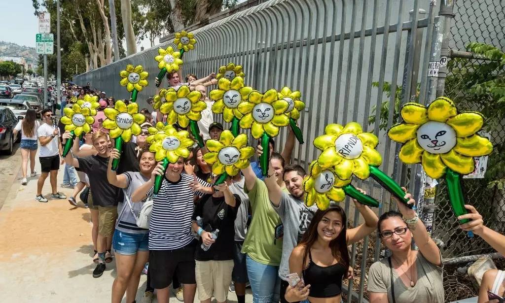 中指猫和supreme联名的卫衣,supreme和中指猫联名