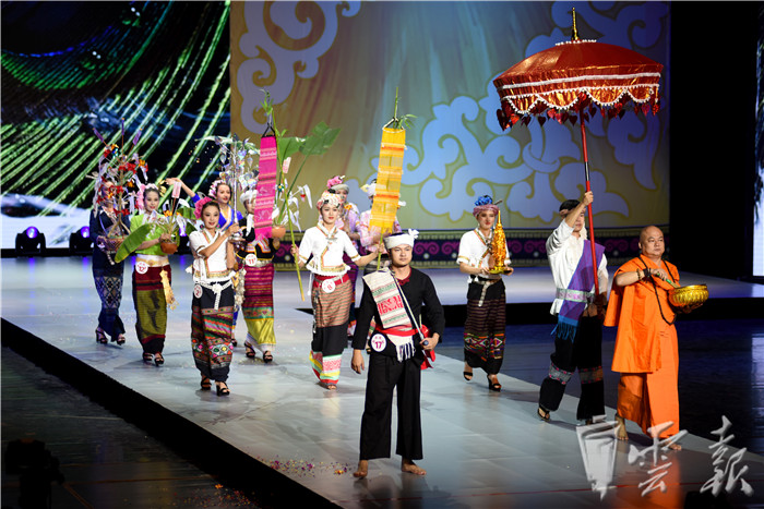 楚雄民族服饰图片,楚雄最漂亮的民族服装