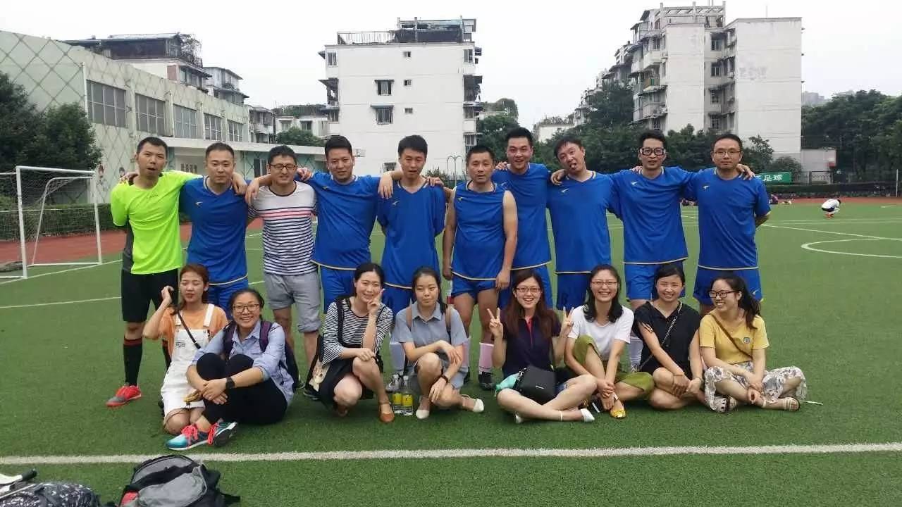 看！足球健儿风采展~（有位可爱的小朋友也入镜了，是谁呢……快来看看吧）