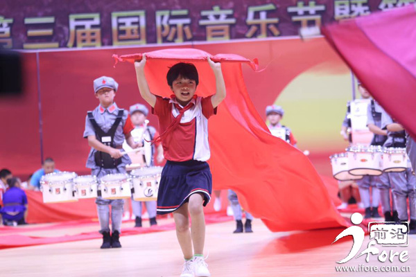 FightOn!全国21所学校在宝坻比赛行进艺术，天津海河中学、41中的学生“帅拉风”